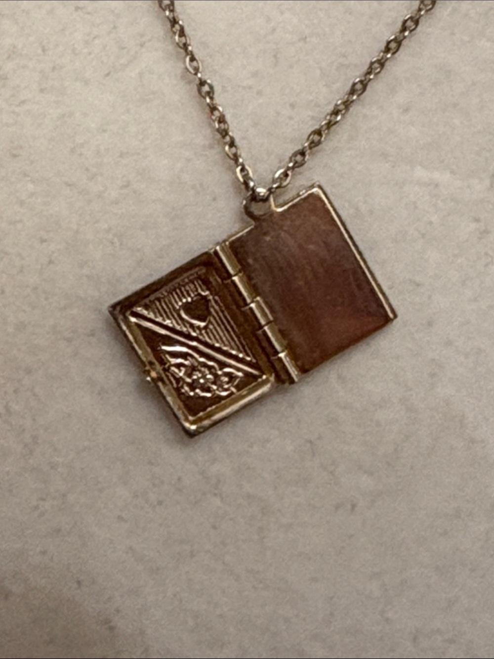Vintage 1928 Enamel Flower Double Photo Locket - Picture 3 of 9